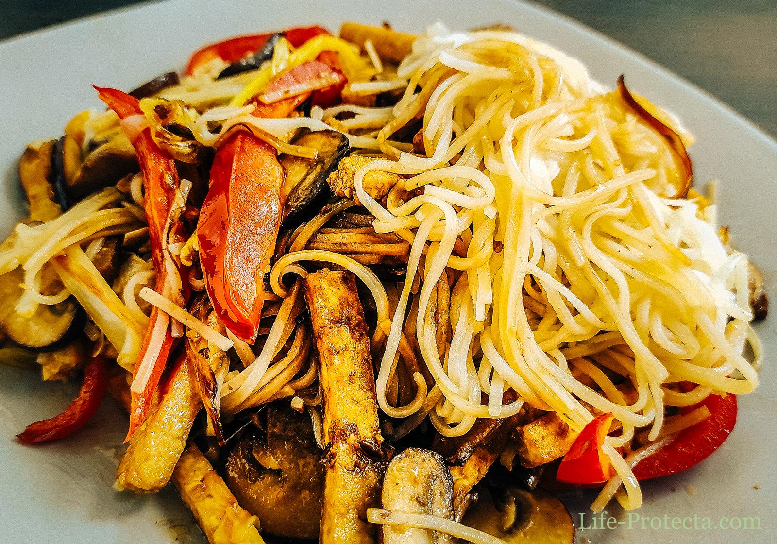 noodles cu tofu, ciuperci si ardei-