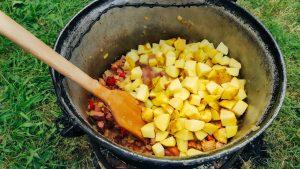 Gulas la ceaun si foc deschis