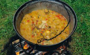 Gulas la ceaun si foc deschis