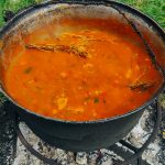 Gulas la ceaun si foc deschis