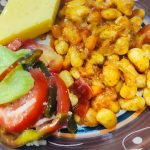Fasole scazuta cu salata de rosii si castraveti