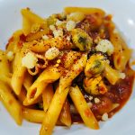 Paste cu carne de midii si sos rosu